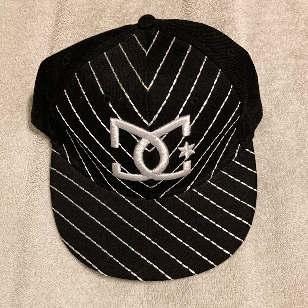 DC Men’s Cap/Hat Size 7/3/8 black and white.